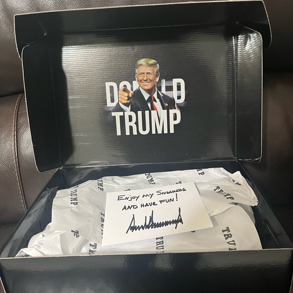 Donald Trump limited edition POTUS 45 white sneakers - Picture 4 of 6